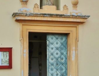 kamenny-portal-klastera-pred-praci-restauratoru
