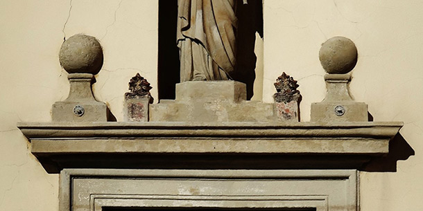 Kamenný portál kláštera opraven